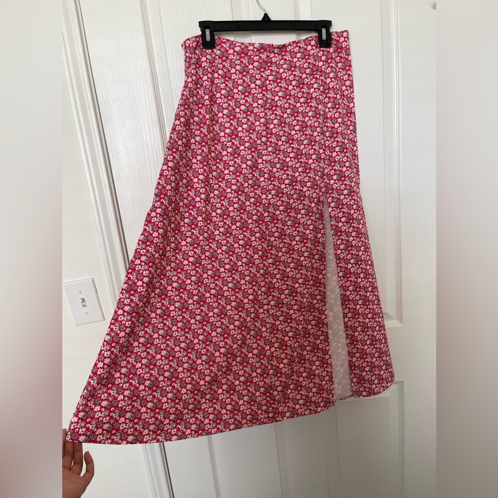 Slit floral skirt. Zipper on the side.